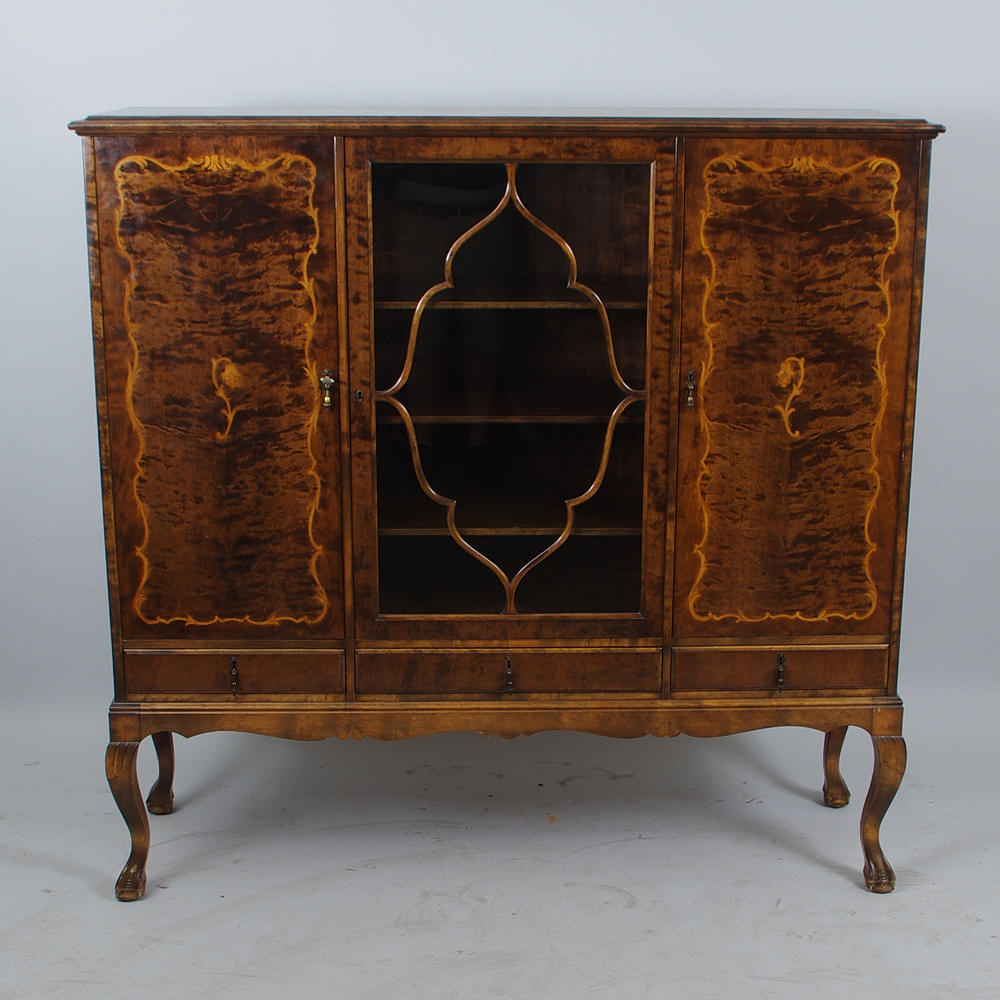 BOKSKÅP, björk med intarsia, chippendalstil.