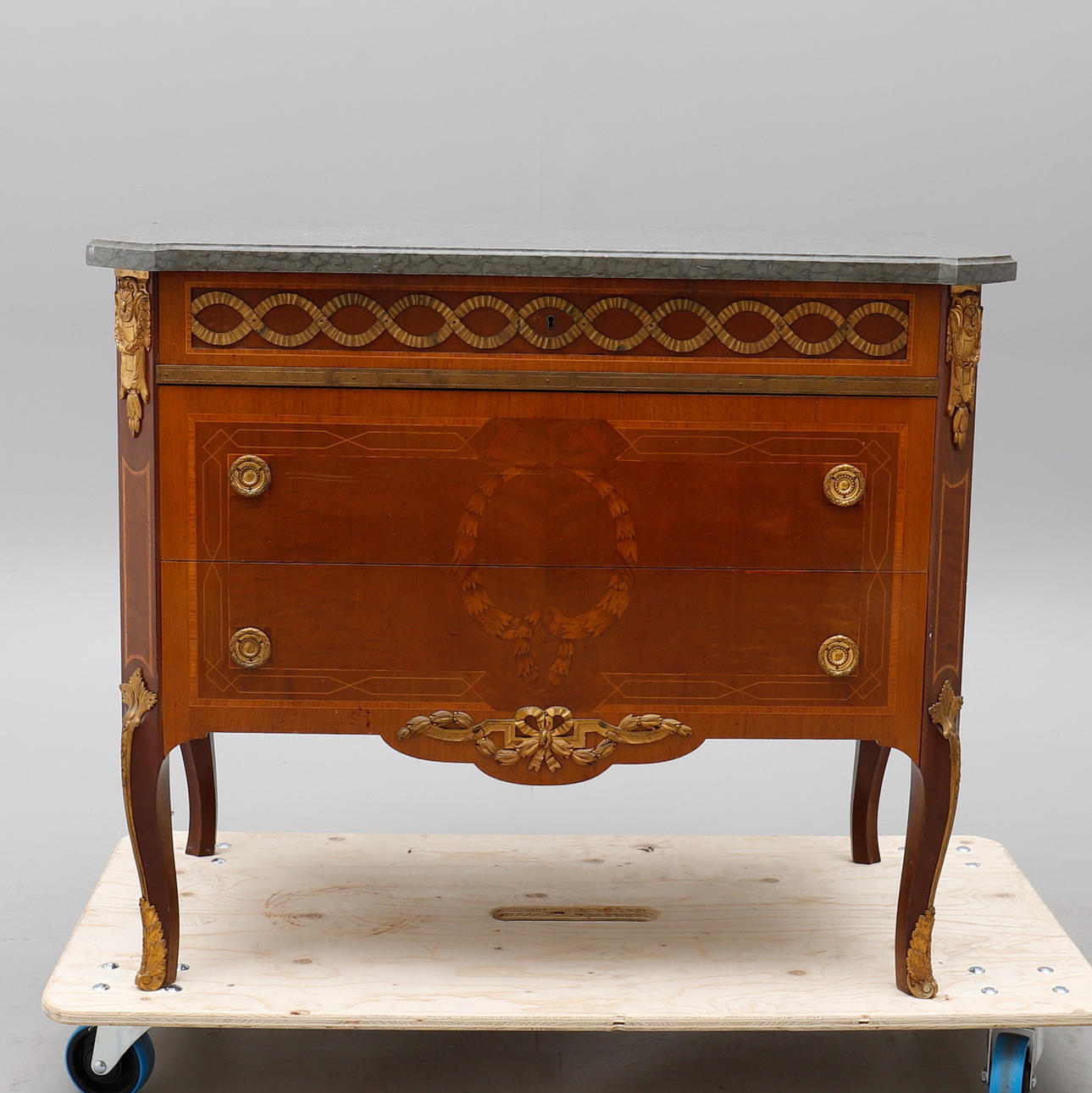 BYRÅ, gustaviansk stil, märkt Mobilia, Malmö.