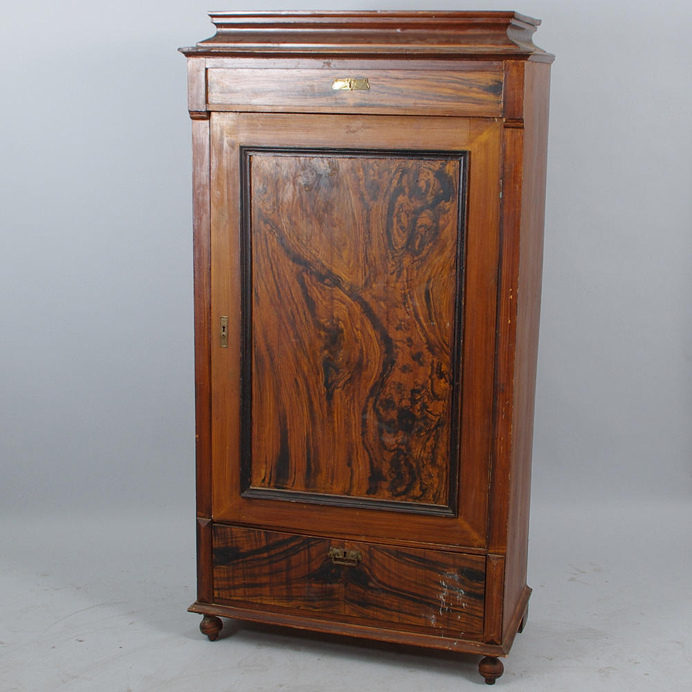 KLÄDSKÅP, drickamålad fur, sent 1800-tal.