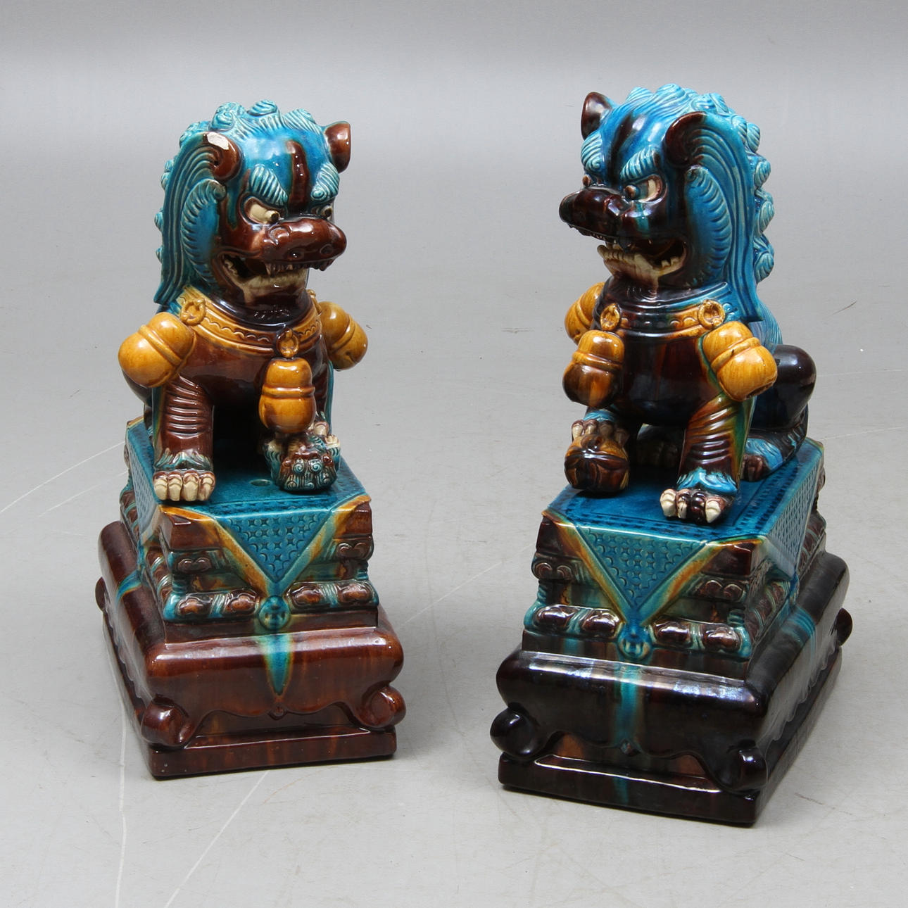 FOHUNDAR PÅ SOCKLAR, 1 par, golvmodell, keramik, orientalisk, 1900-tal.