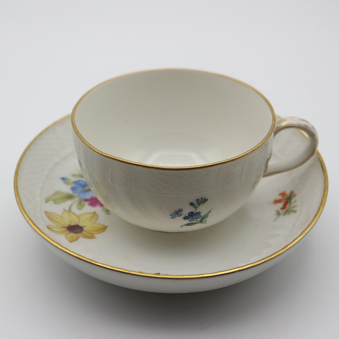 KPM BERLIN PORCELAIN TEA CUP.