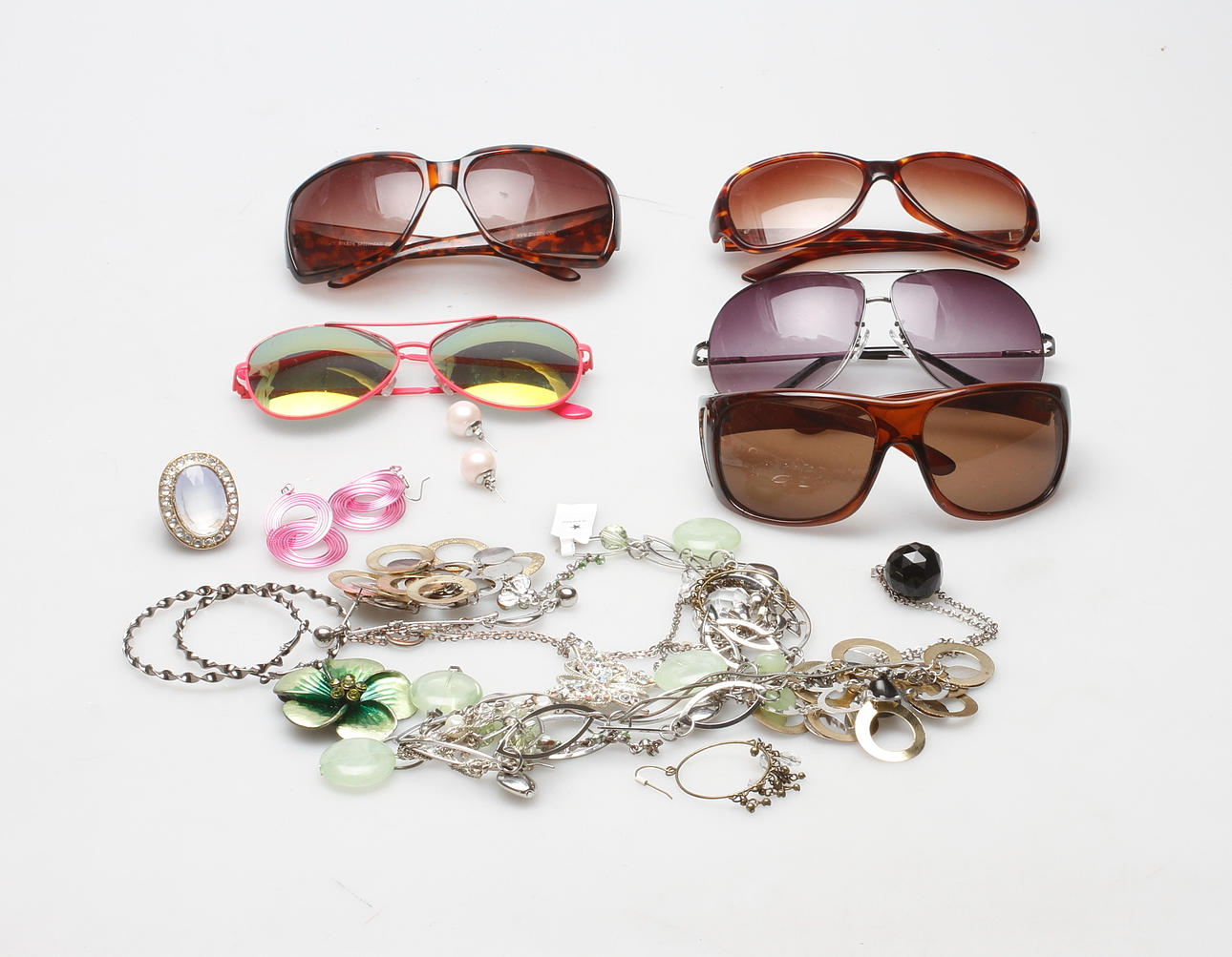 BIJOUTERIER samt solglasögon, 2000-tal.