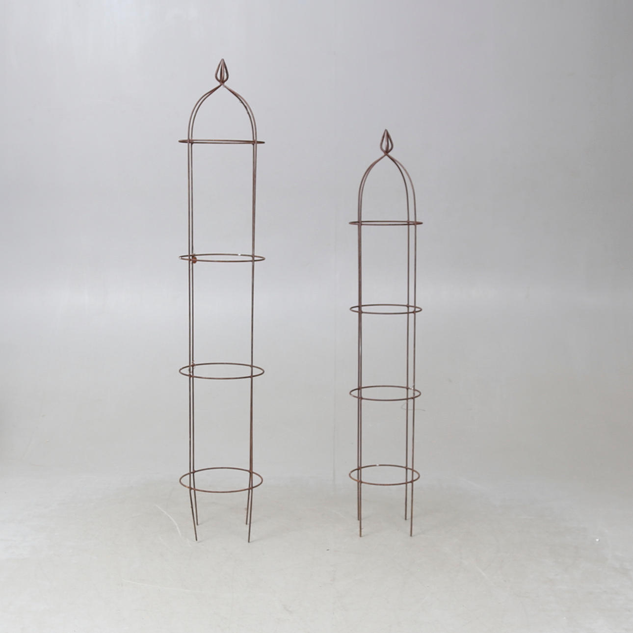 VÄXTSTÖD, ett par, rostpatinerad metall, samtida.