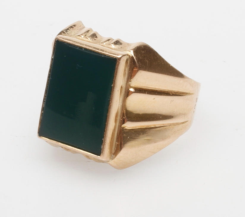 KLACKRING, guld 18k med grön sten, total vikt ca. 7,4 gram.