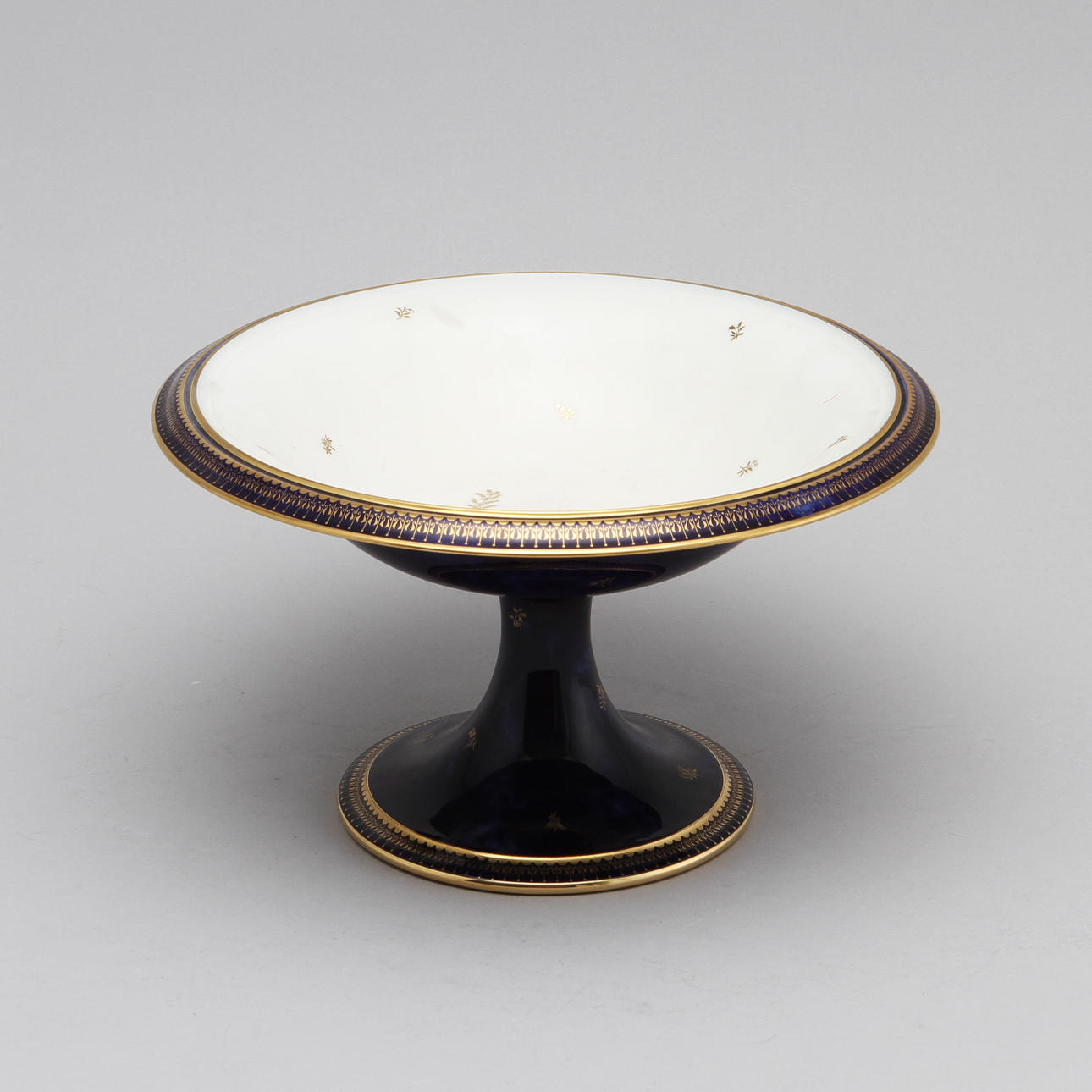 UPPSATSSKÅL, Sevres, Frankrike, 1900-talets andra hälft.