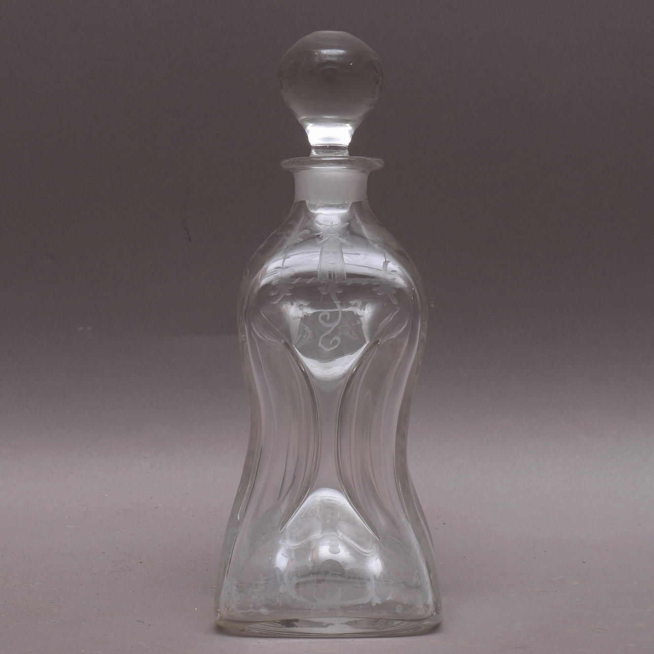 UHRENFLASCHE mit Stöpsel, Glas, gravierte Dekoration.