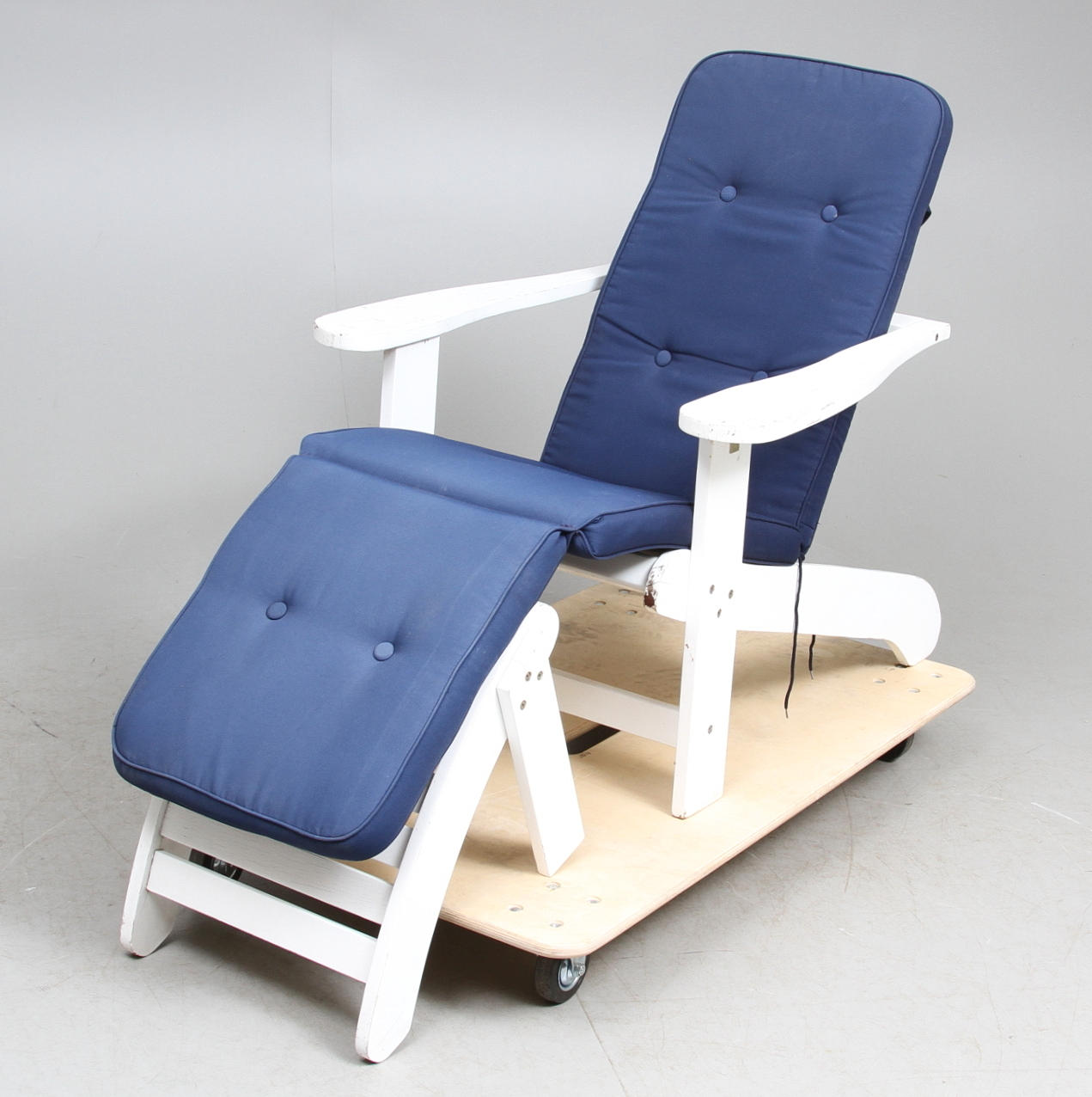 SOLSTOL med fotpall, vitmålad 2000-tal.