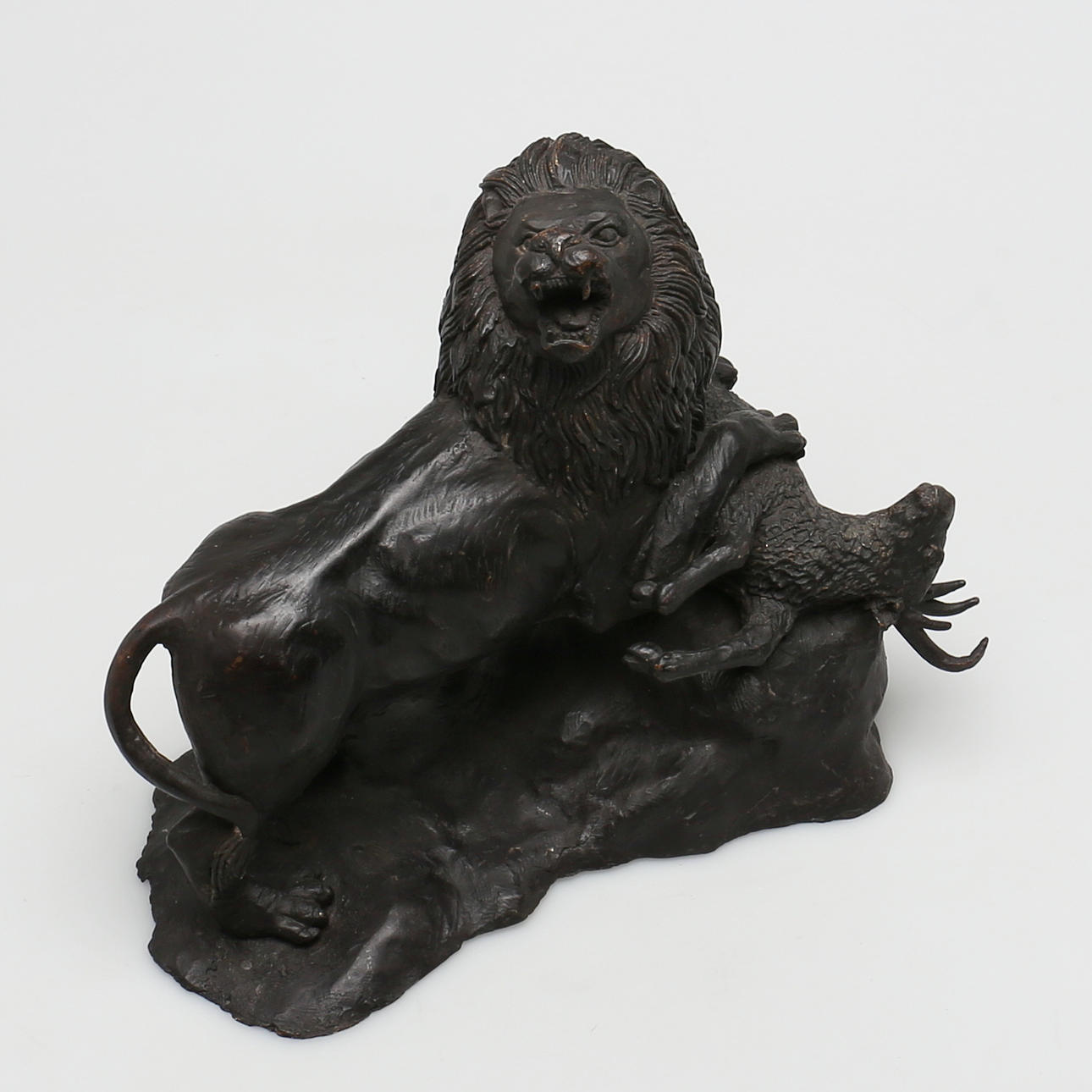 OIDENTIFIERAD KONSTNÄR. Lejon med hjort. Skulptur i brons. Osignerad.