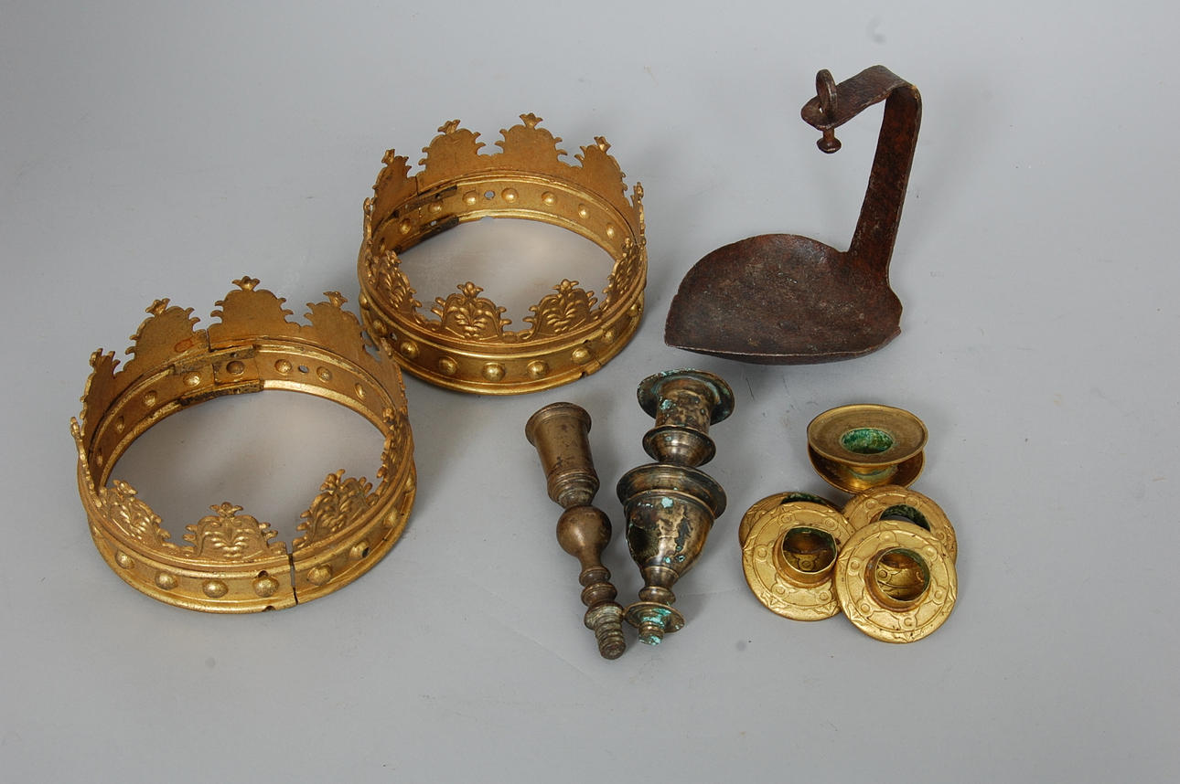 PARTI 1700-tals föremål, oljelampa, ljuspipor, kronor.