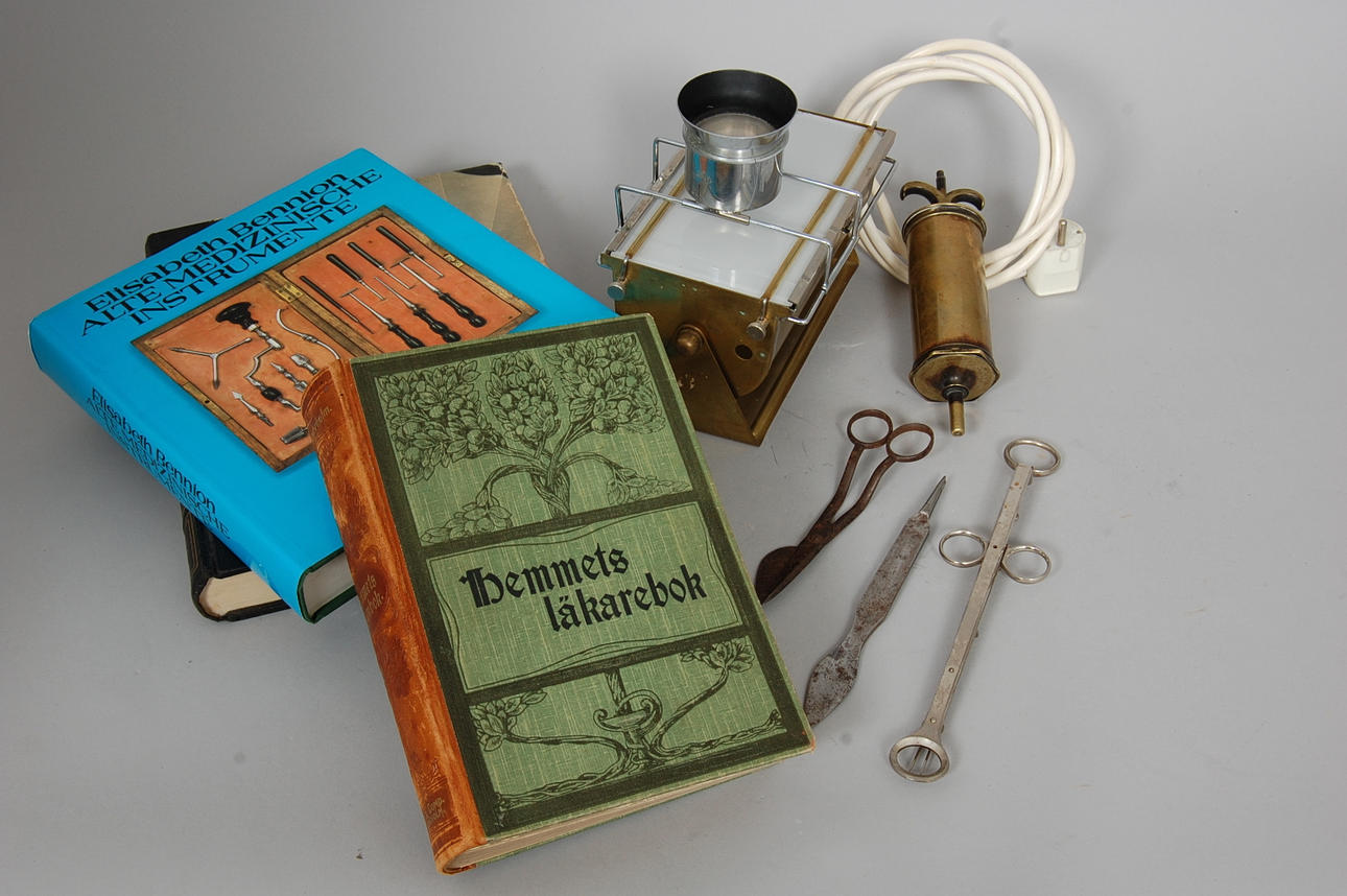 MEDICINSKA INSTRUMENT / BÖCKER, 9 delar.18-1900-tal.