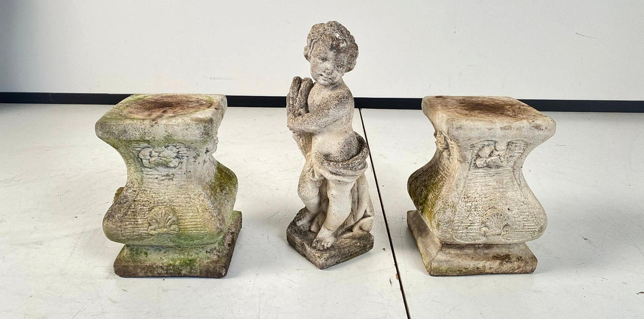 Trädgårdsfigur och två gjutna sten piedestaler.