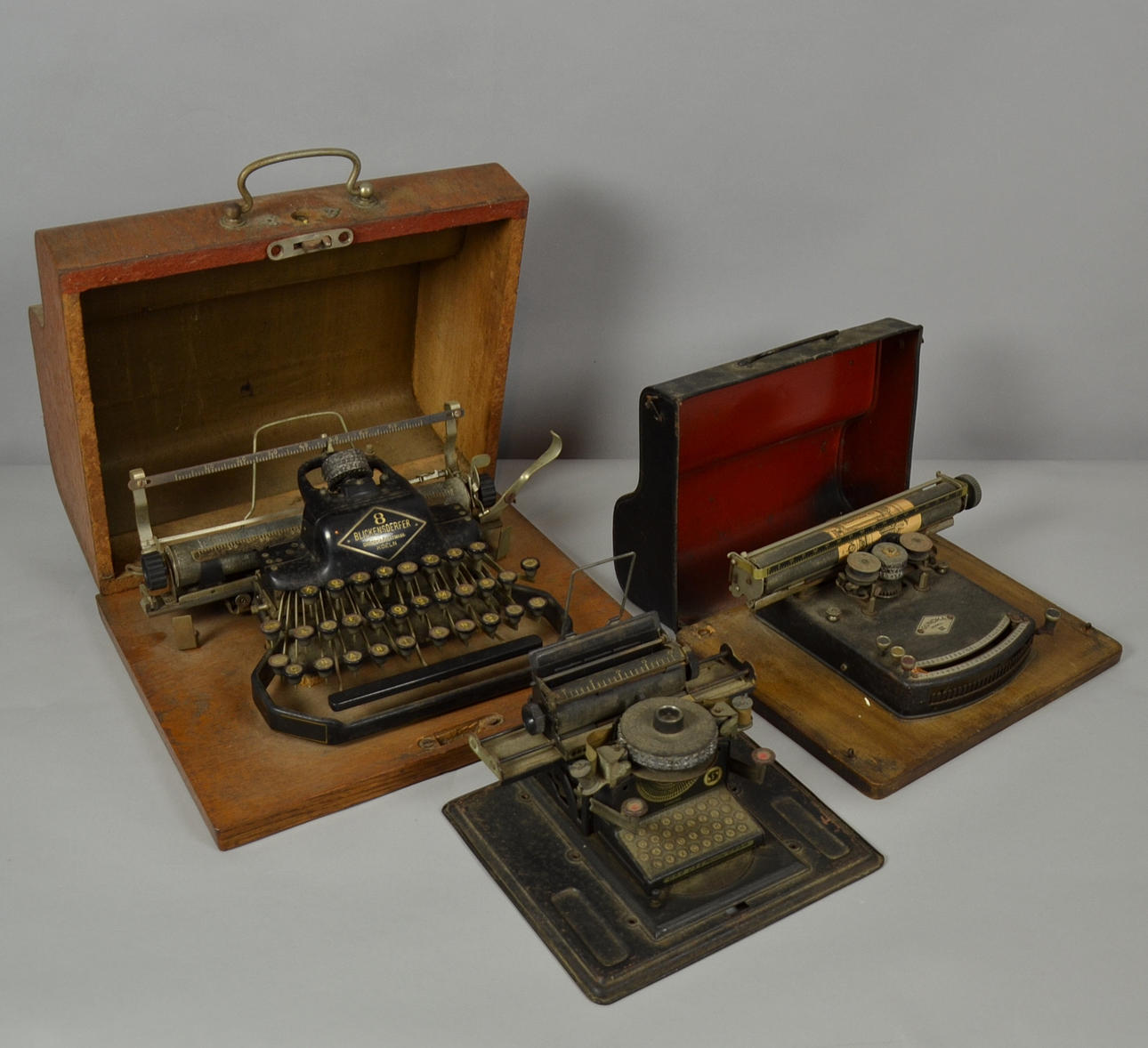 3 MÁQUINAS DE ESCRIBIR ANTIGUAS.