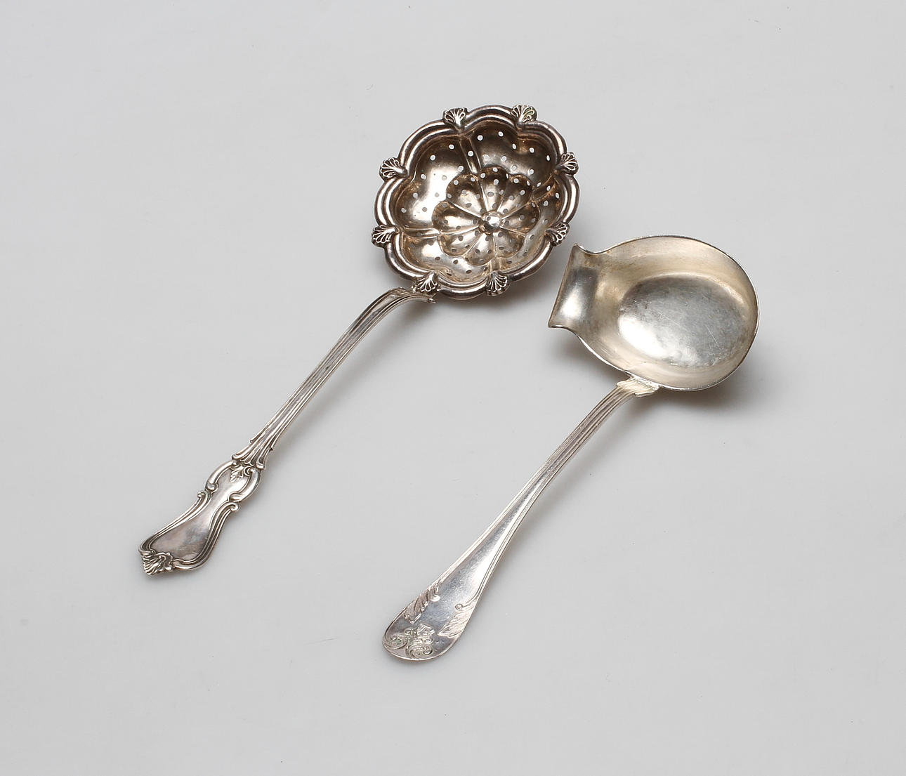 SILVERFÖREMÅL, 2 delar, 1857-68, vikt ca. 71,8 gram.
