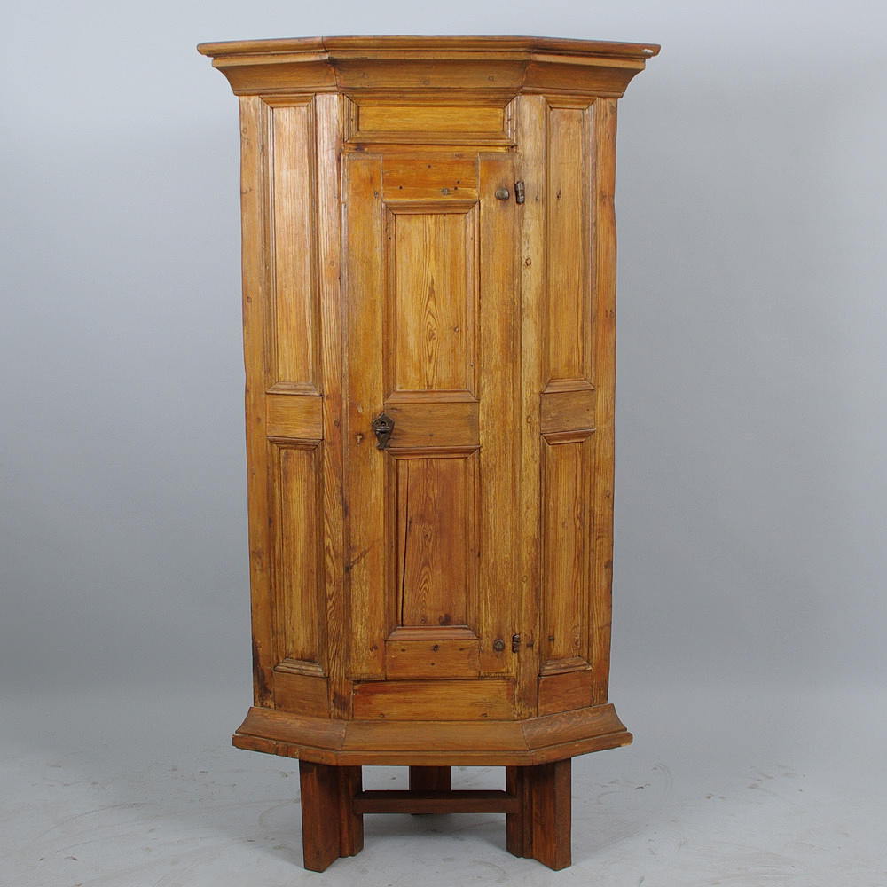 HÖRNSKÅP, fur, daterad 1833.