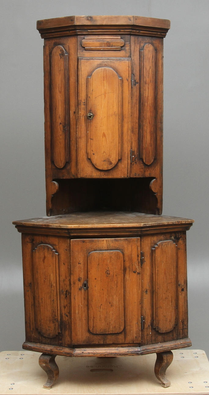 HÖRNSKÅP, 1700-tal.