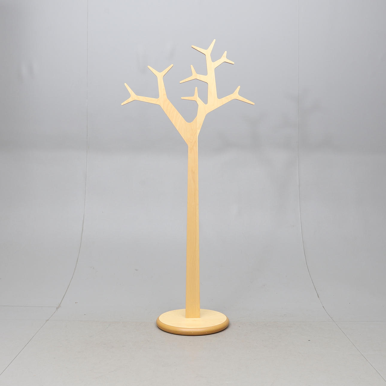 MICHEAL YOUNG OCH KATRIN PETURSDOTTIR. Kleiderbügel, "Tree" Schwede.