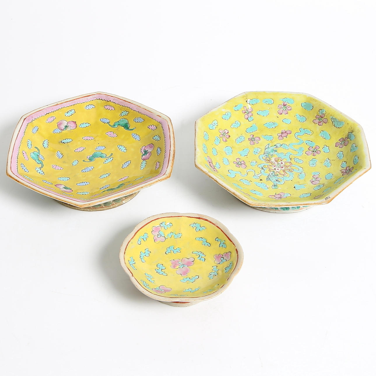 FAT på FOT, 3 st, porslin, Tongzhi, Kina. 1800-tal.