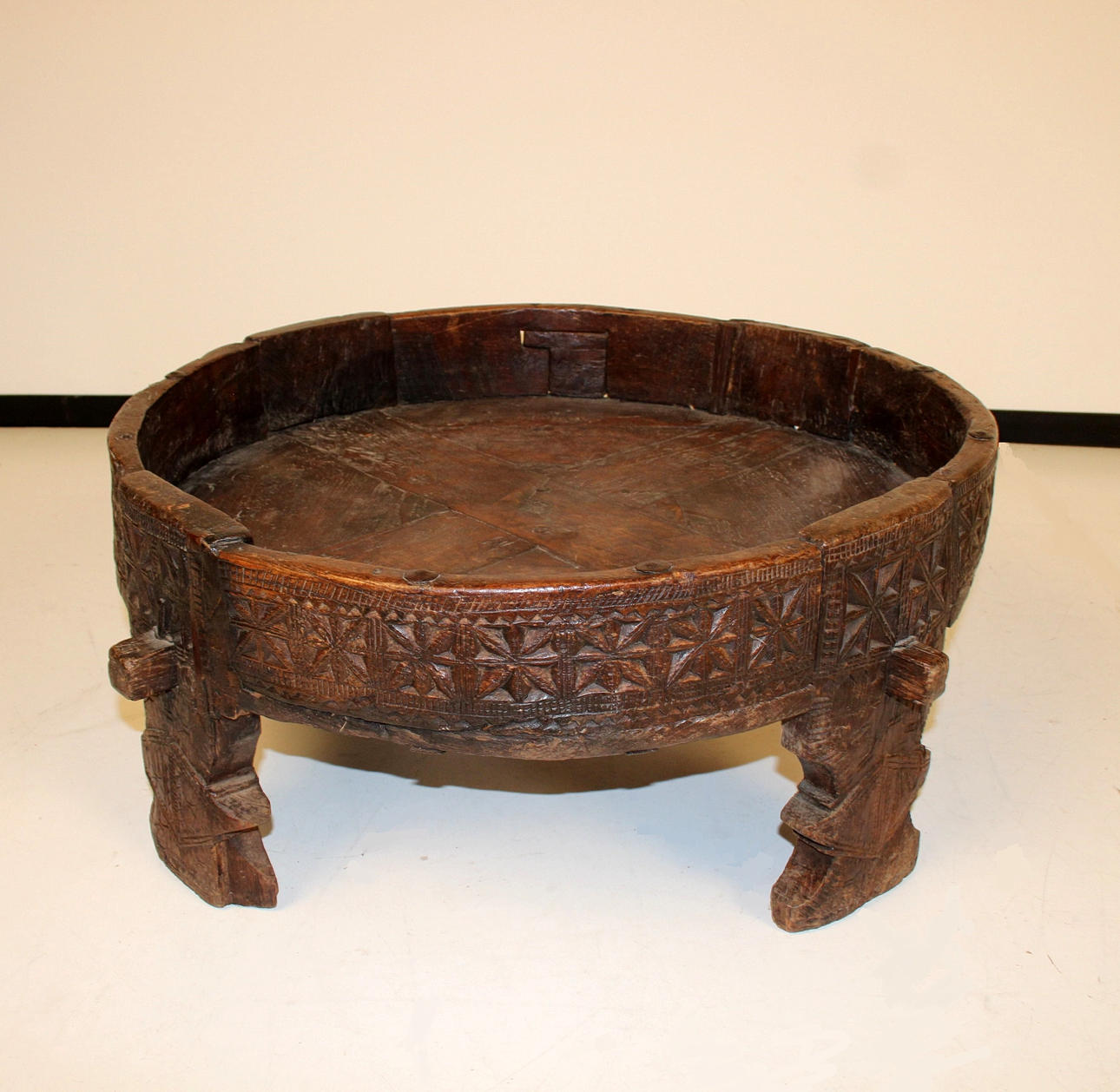 träbord/soffbord, med rik dekoration.