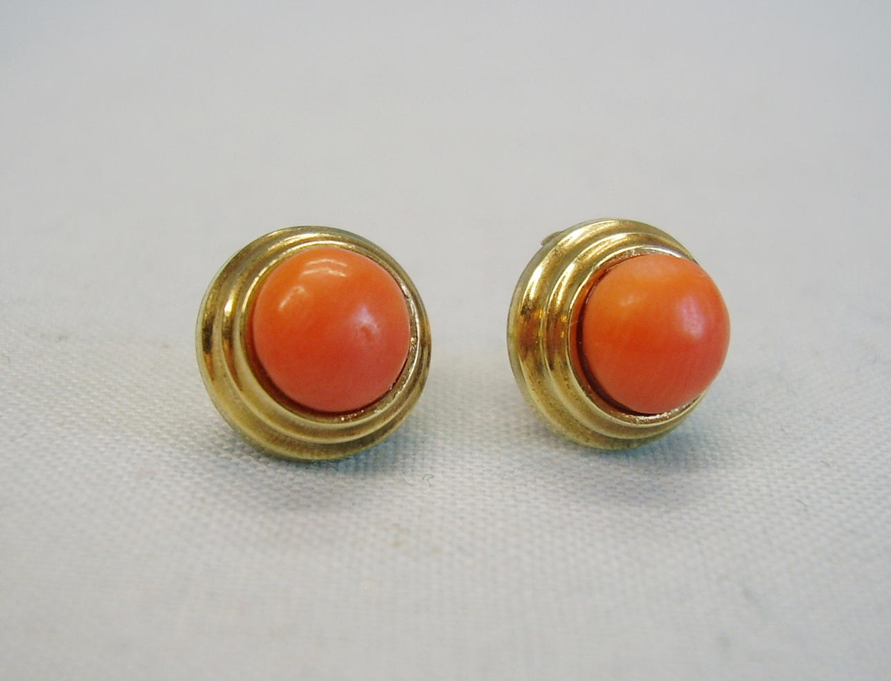 CORAL STUD EARRINGS 14K YELLOW GOLD.