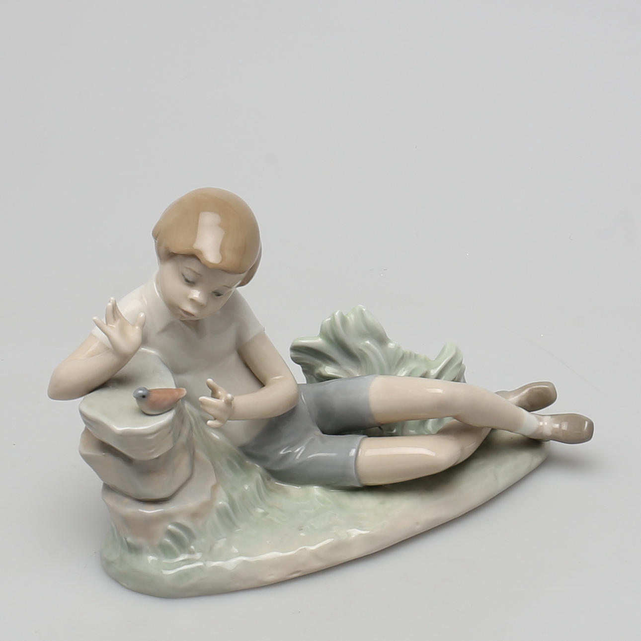 FIGURIN. porslin. Pojke med fågel. Llardo, Spnien.