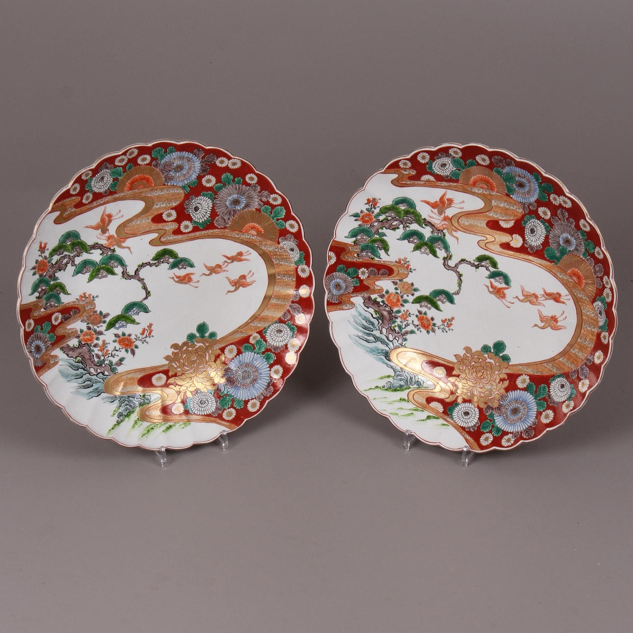 FAT, 2 st. porslin, diameter 46 cm, Japan, omkring sekelskiftet 1900.