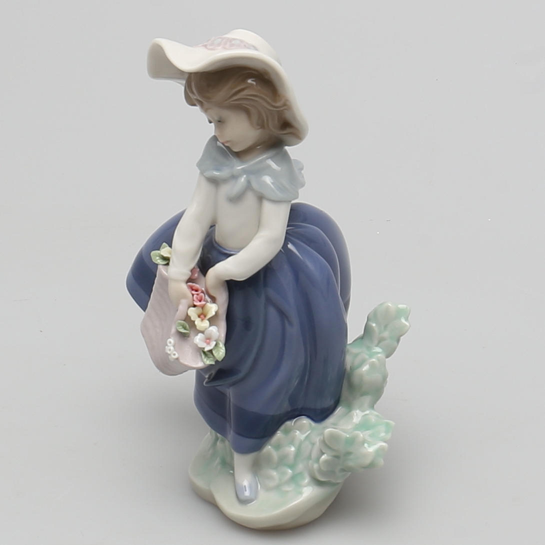 FIGURIN i porslin. Flicka med blomsterkorg. Lladro, Spanien.