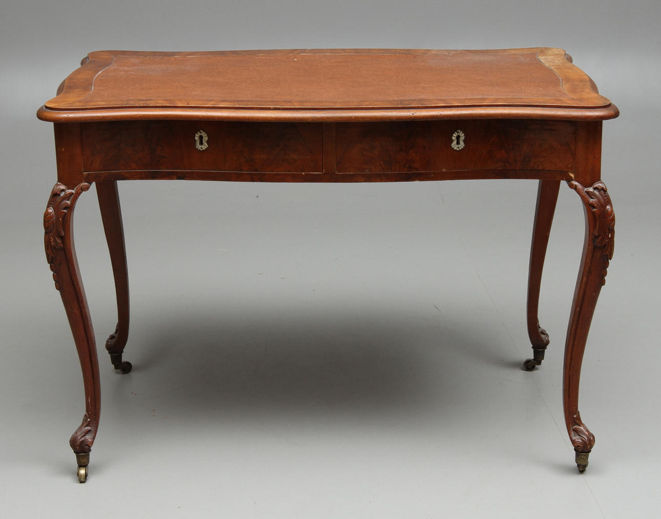 SKRIVBORD, med läderklädd skiva, nyrokoko, omkring 1900.