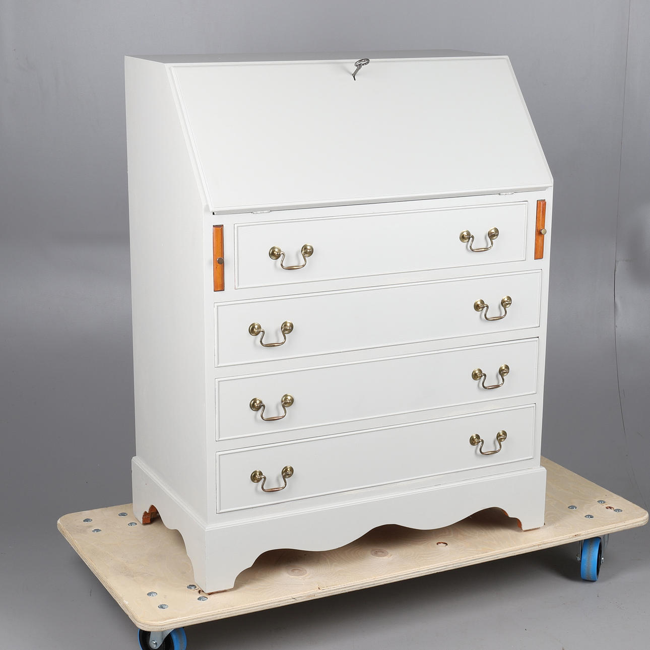 UN MODERNO BURÓ PINTADO DE GRIS.