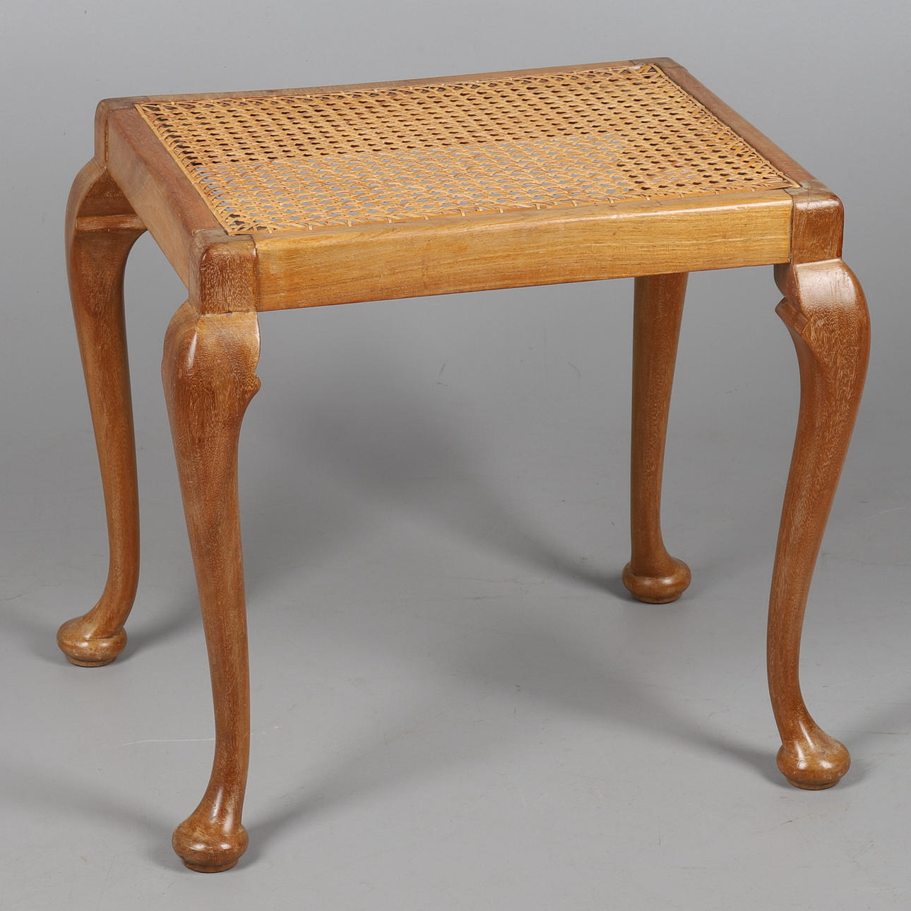 UN TABURETE SENTADO DE TABURETE.