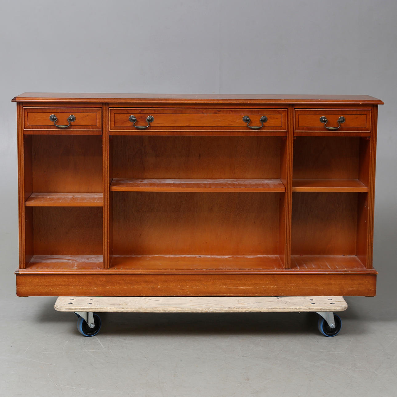 BÜCHERREGAL, Bowling von Tenby, Wales.