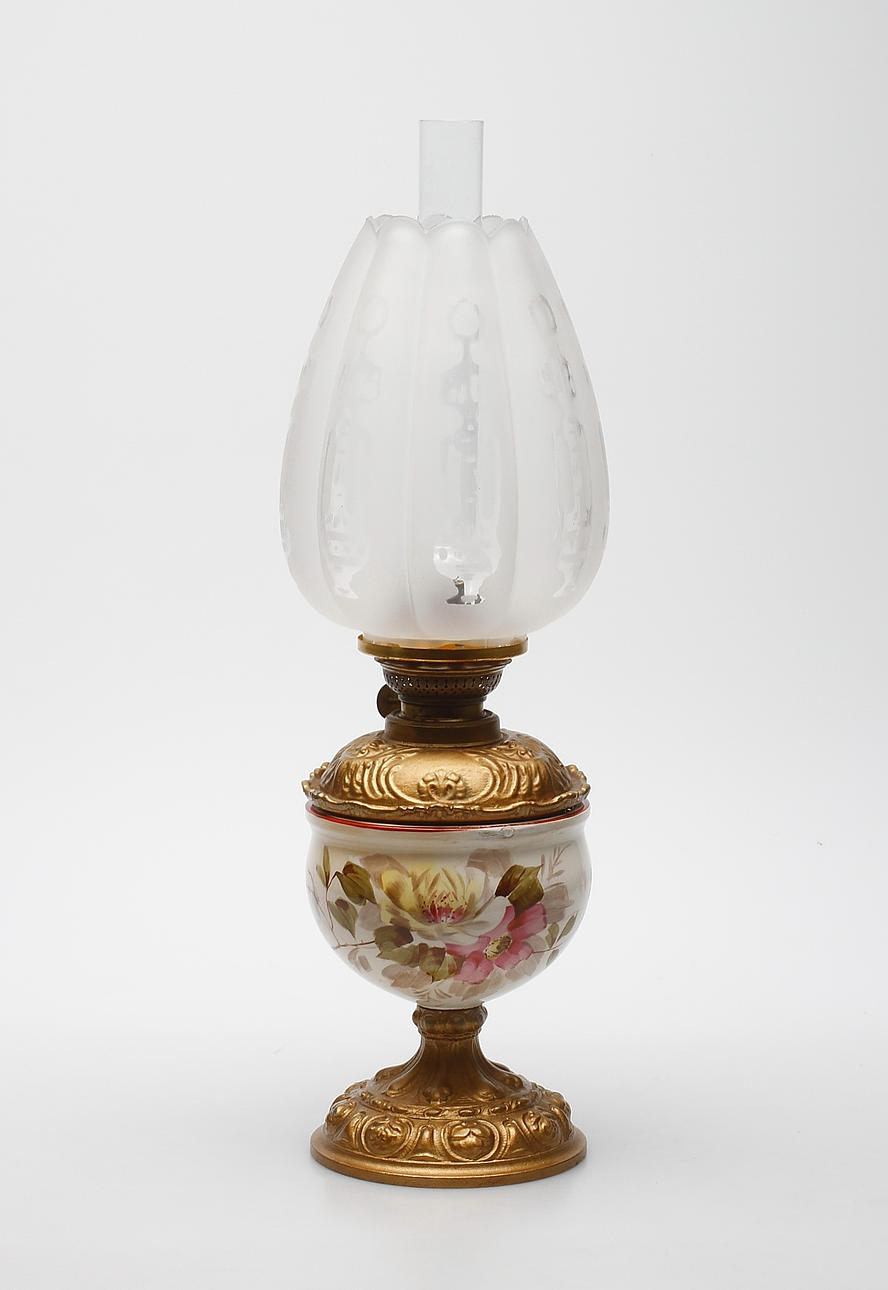 FOTOGENLAMPA, bronserat gjutjärn, glas och porslin, omkring 1900.