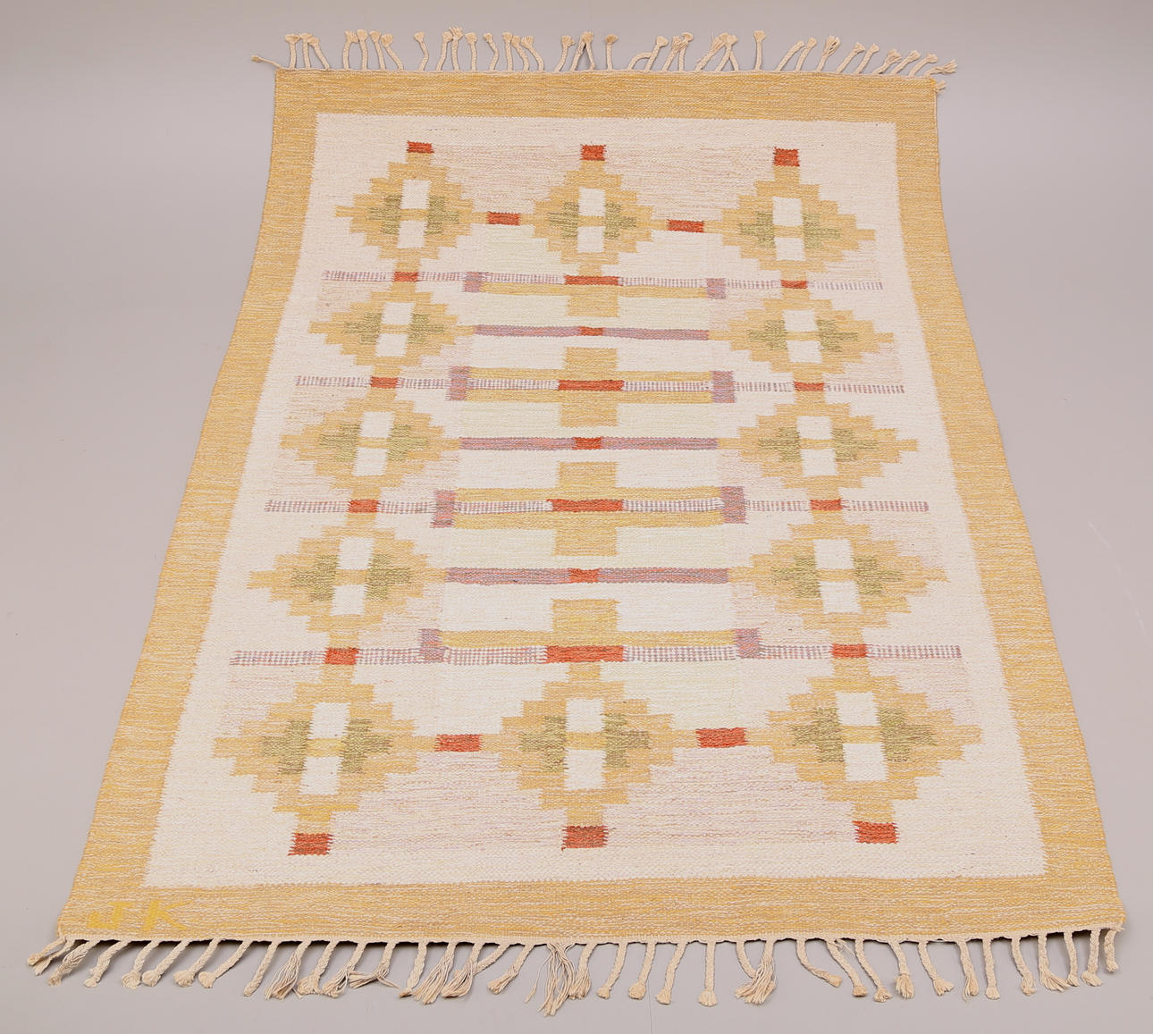 RÖLLAKANSMATTA, beige/brun, signerad JK, 165x237 cm.