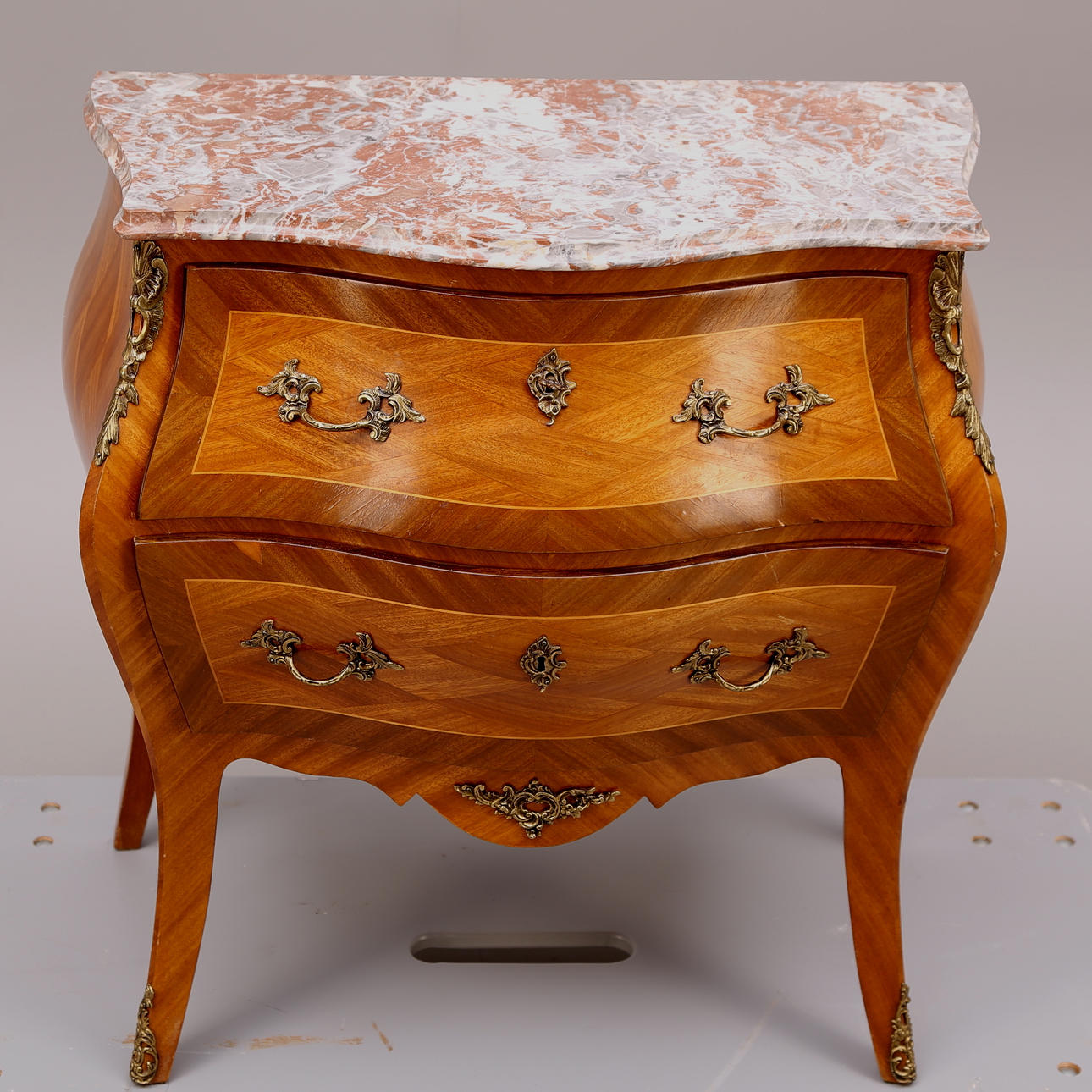 BYRÅ med stenskiva, trä/intarsia, tvålådig, rokokostil, 1900-tal.