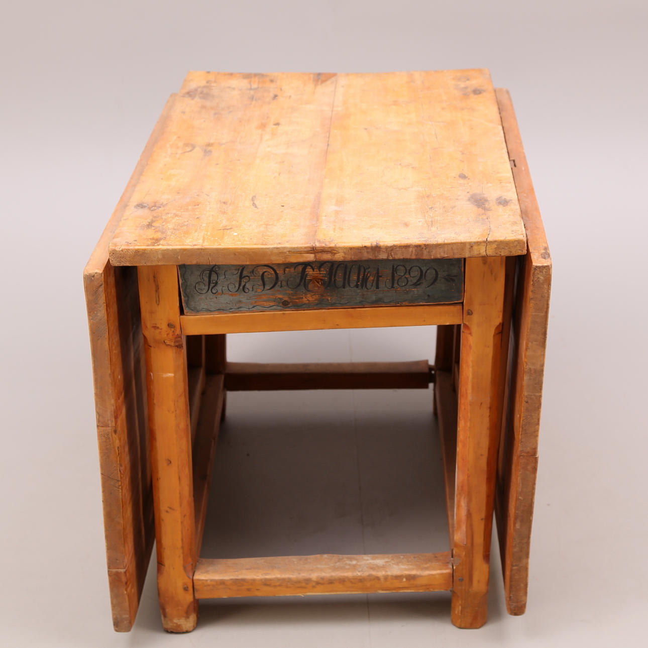 SLAGBORD, furu, daterat 1829, en stor låda.