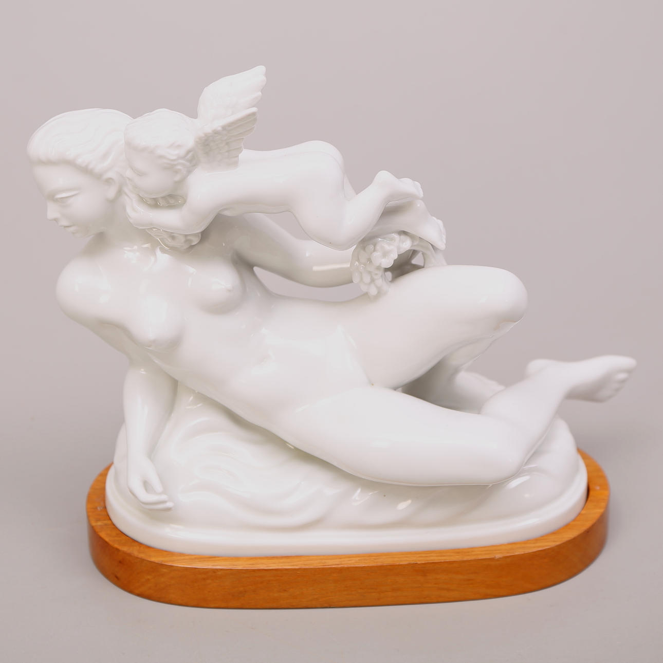 FIGURIN på teakplatta, porslin, Harald Salomon - Rörstrand.