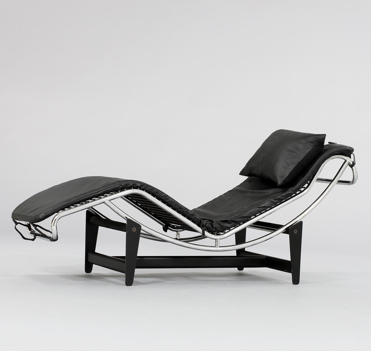 VILSTOL, efter Le Corbusier LC4, tillverkad i Italien.