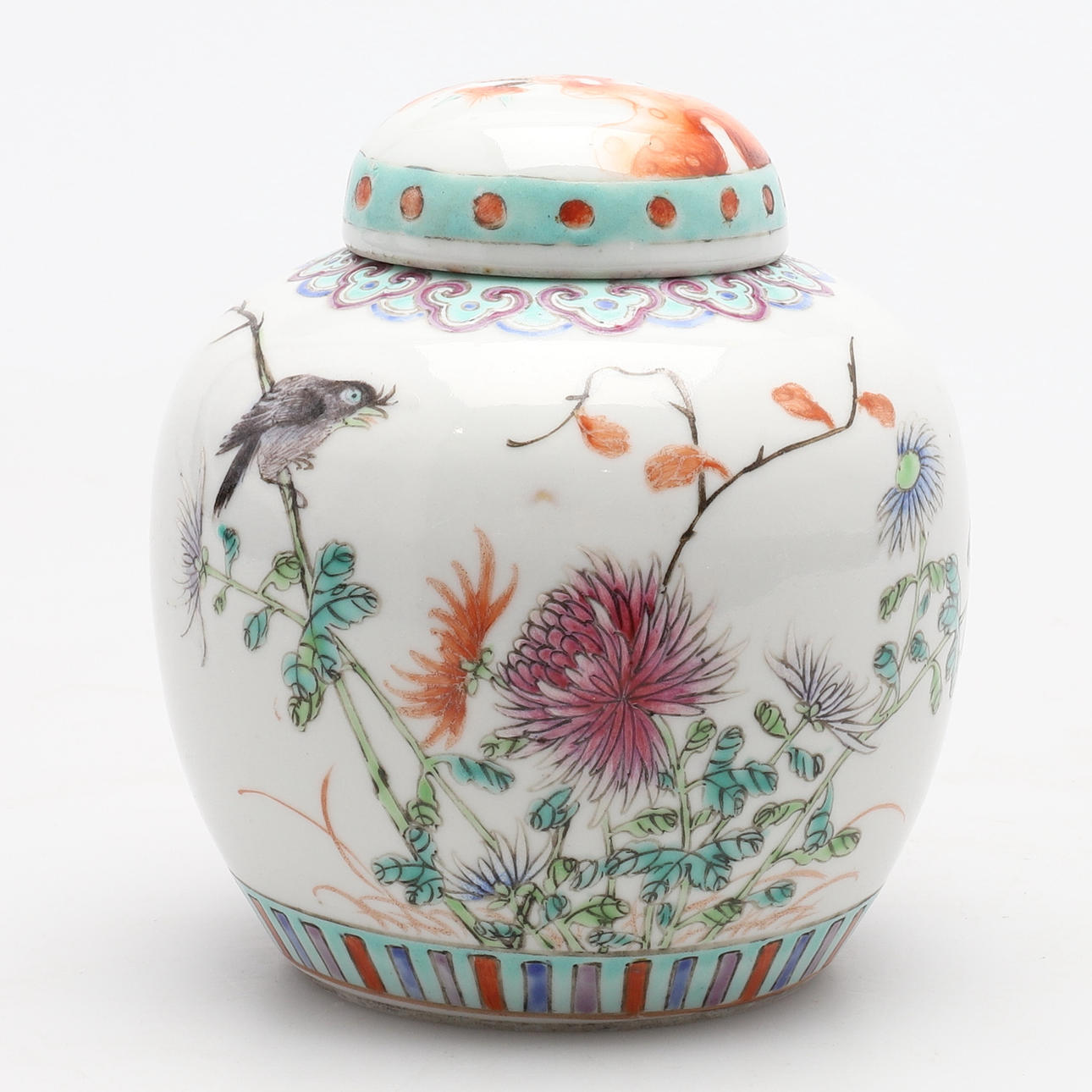 A CHINESE GINGER JAR AND COVER.