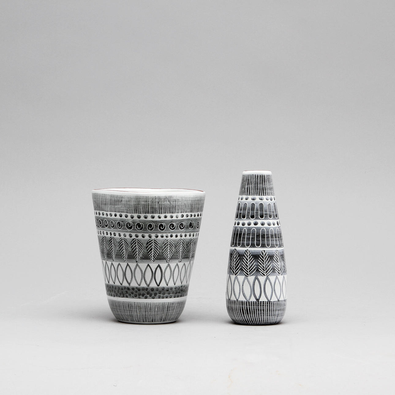 INGRID ATTERBERG. Vaser, 2 st, "Grafika", glaserat stengods, Uppsala Ekeby, modell tillverkad mellan 1951 - 1954.