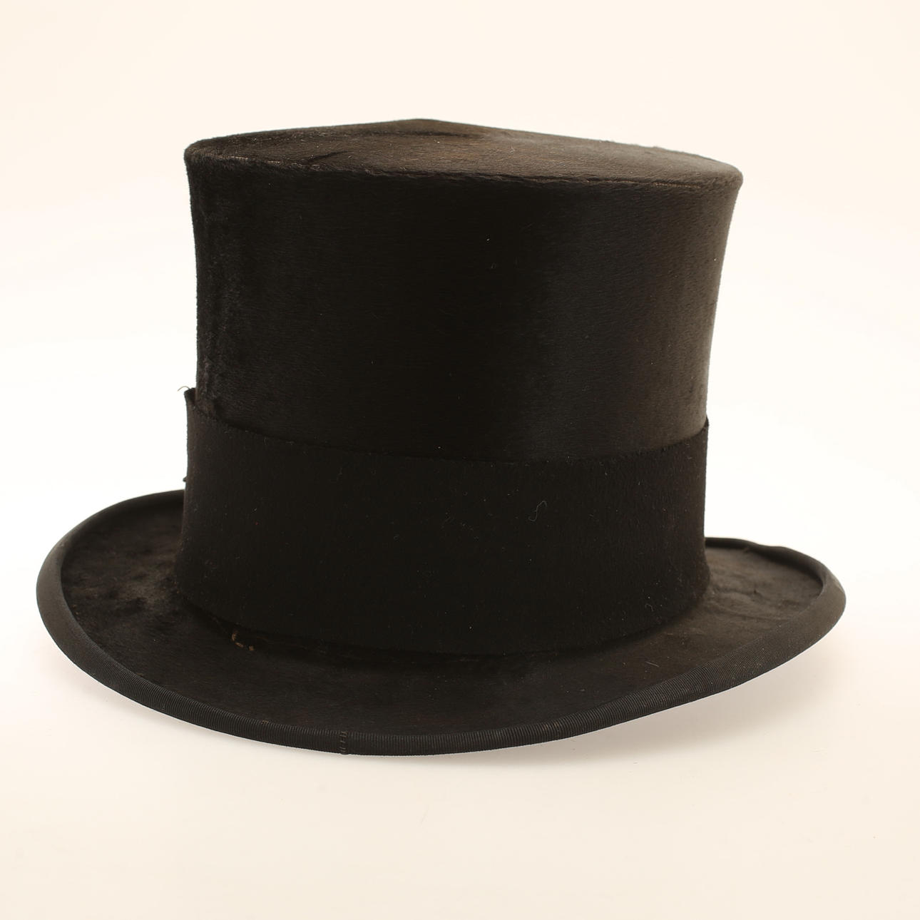 Hattu hattulaatikolla, 1900-luvun alku.