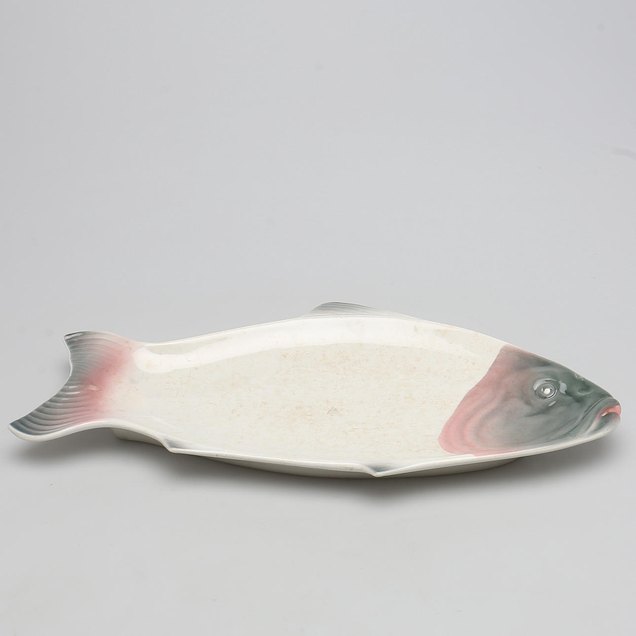 FAT i keramik. Fisk. Märkt Göteborg.