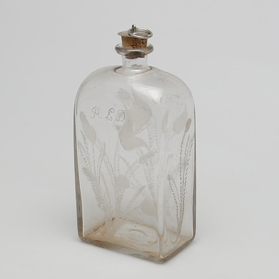 FLASKA i etsat glas. Plunta. Troligtvis 1800-tal.