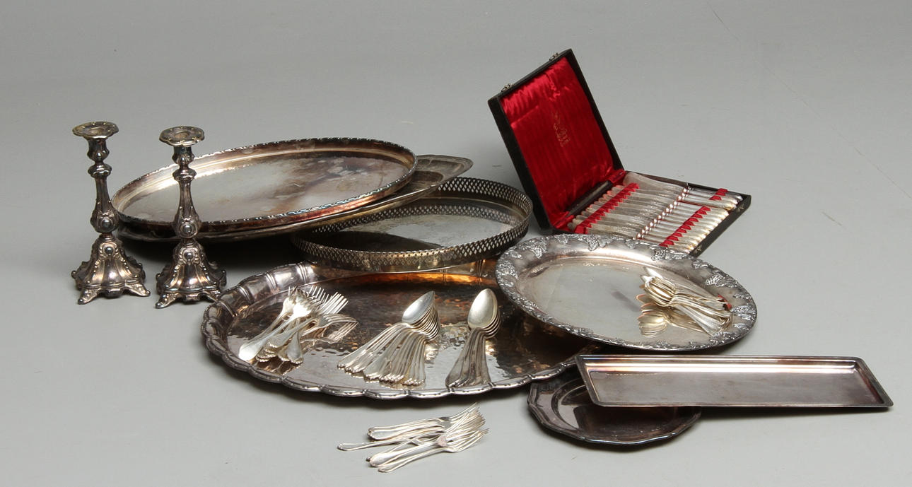 PARTI DIVERSE NYSILVER, brickor, ljusstakar samt diverse bestick. 1900-tal.