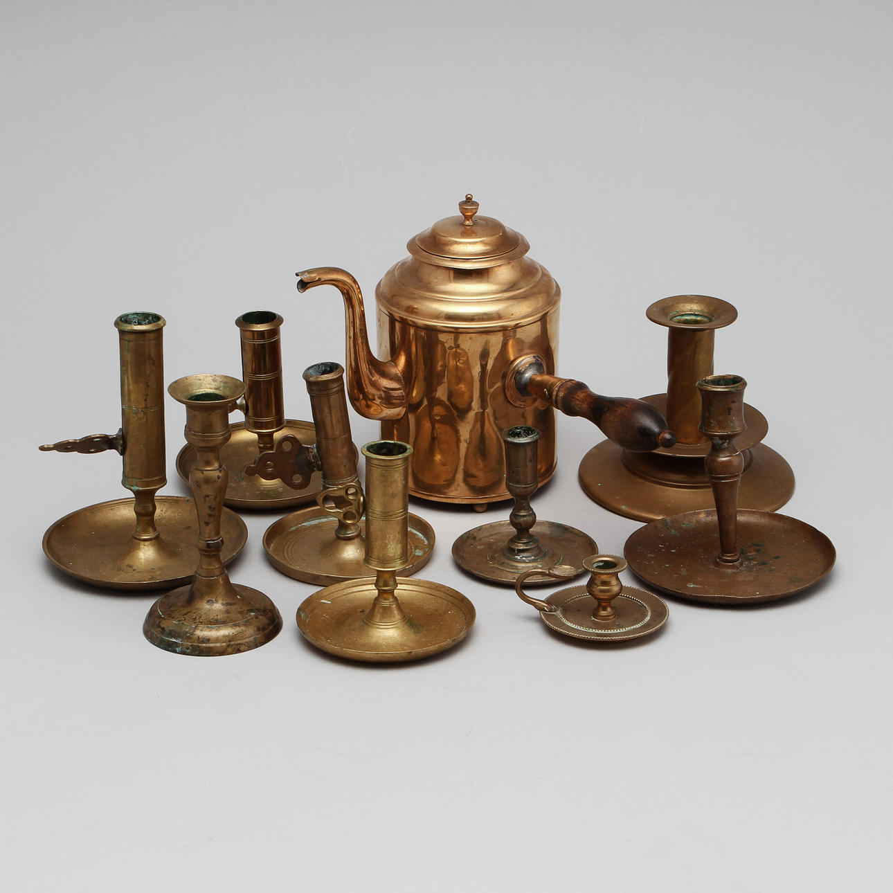 LJUSSTAKAR 9 st, samt MOCKAKANNA, mockakanna från Skultuna bruk 1863 - 1892.