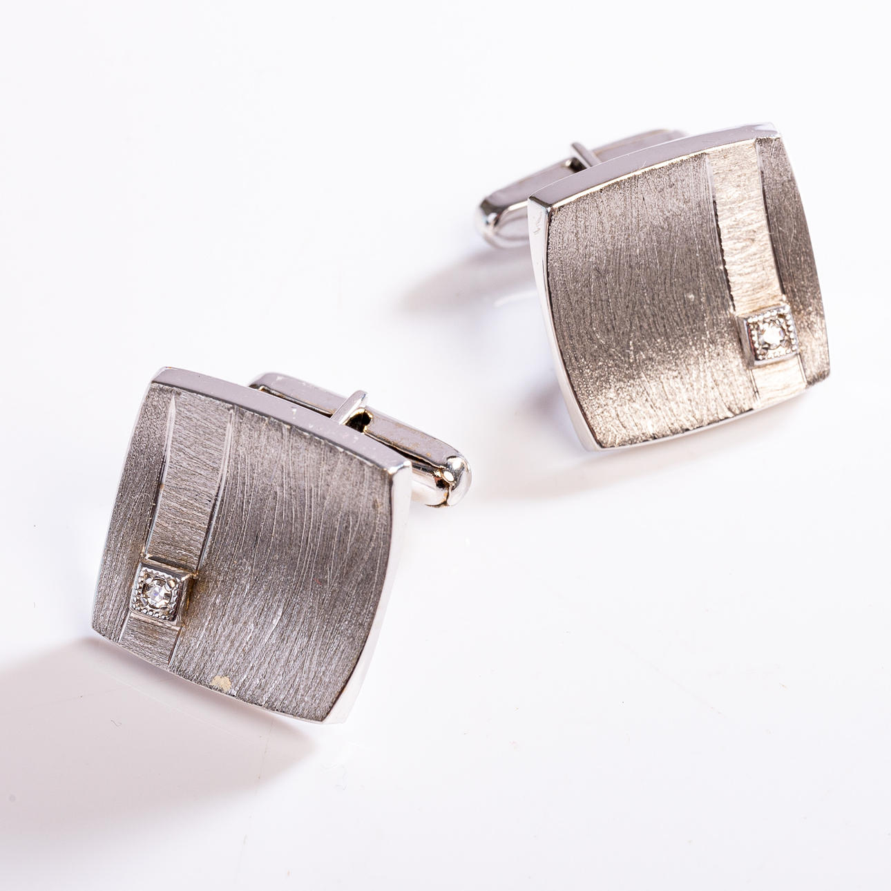 Kalvosinnapit, 585 valkokulta, timantteja.