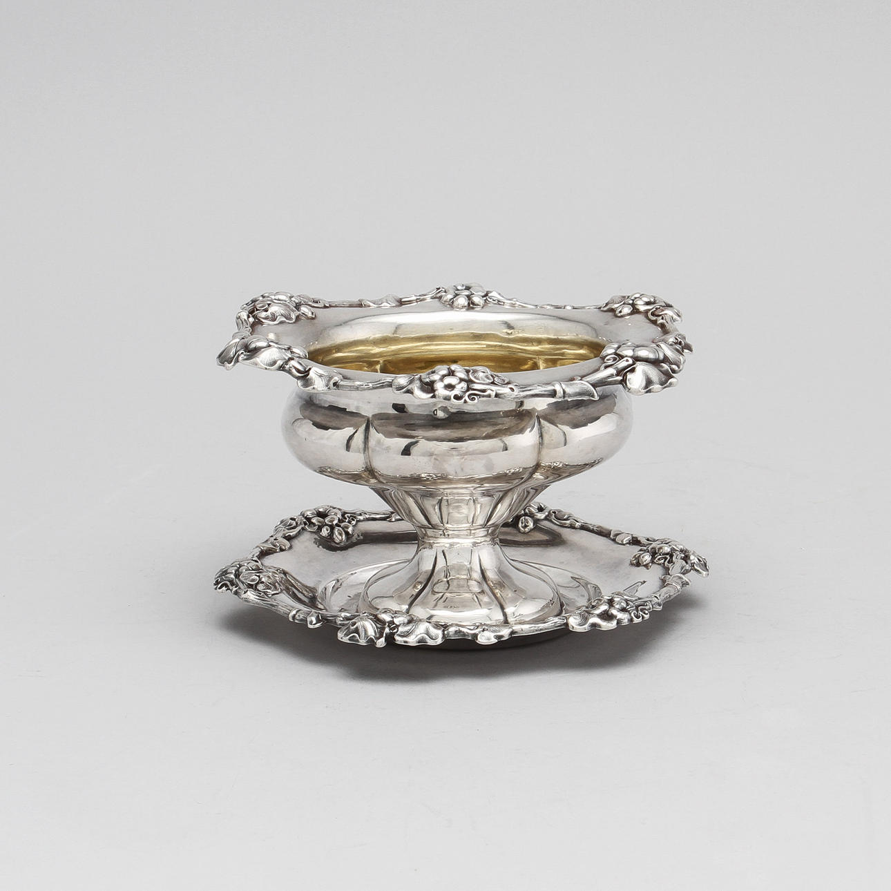 SILVERSKÅL PÅ FOT med underfat. Lars Larson & Co, Göteborg. 1862.