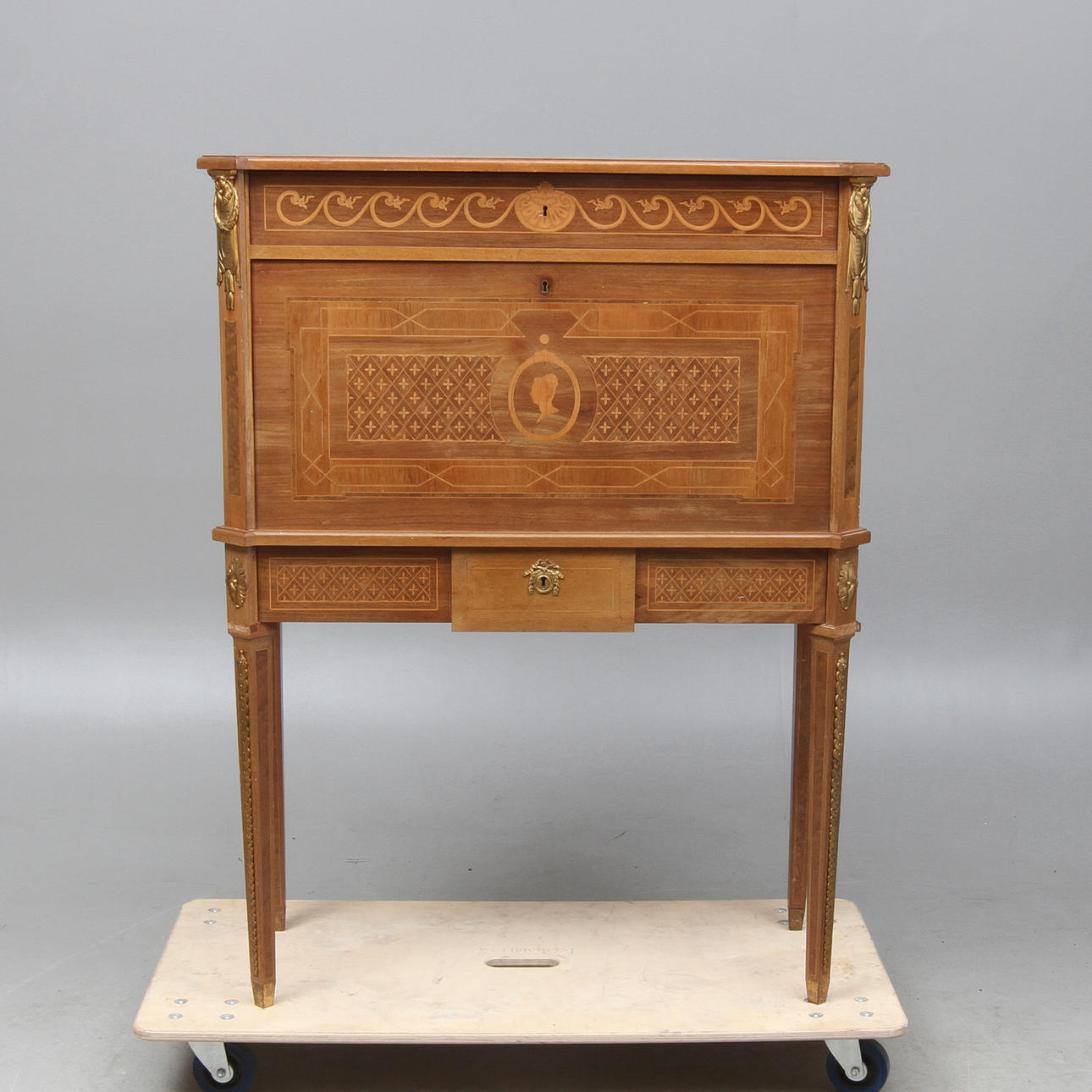 SEKRETÄR Gustaviansk stil, Brickmärkt Gustaf Nyman, Karlskrona 1900-talets första hälft.