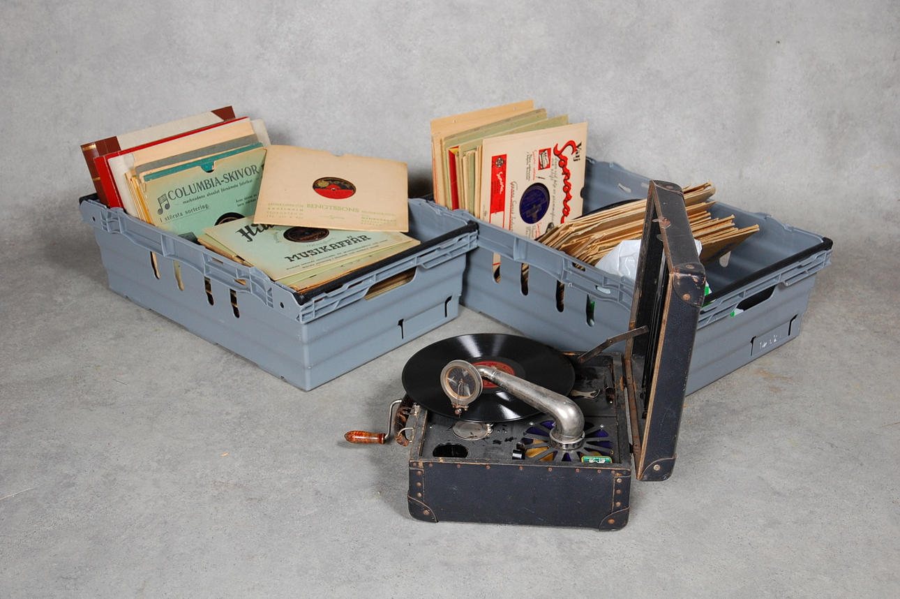 RESEGRAMOFON med stenkakor.