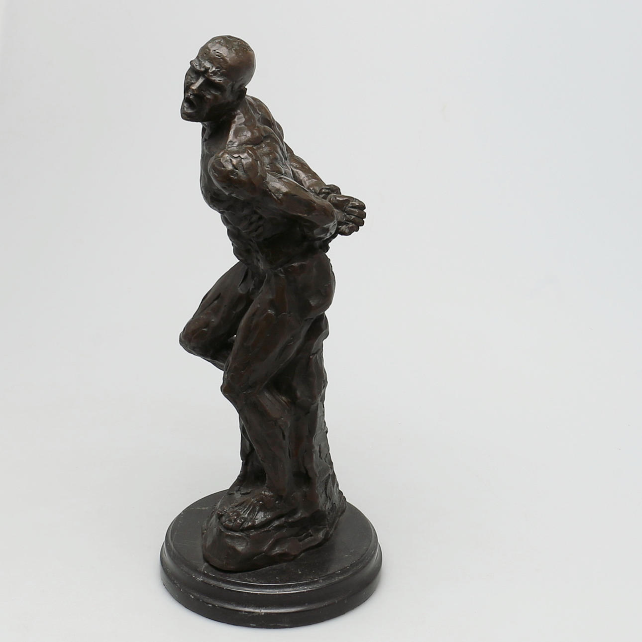 OIDENTIFIERAD KONSTNÄR. Manlig modell. Brons. Otydlig signatur.