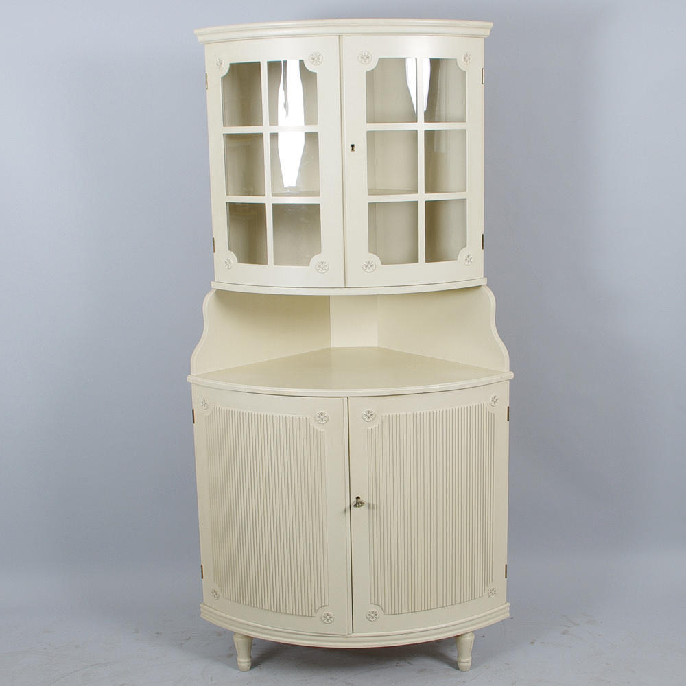 HÖRNSKÅP med vitrinöverdel, gustaviansk stil, 1900-talets andra hälft.