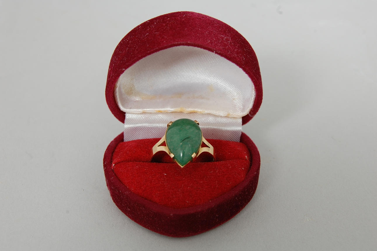 RING, 18 K guld med Jade.